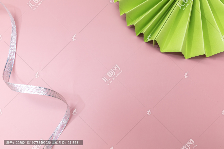 粉色背景纸上扇型和丝带