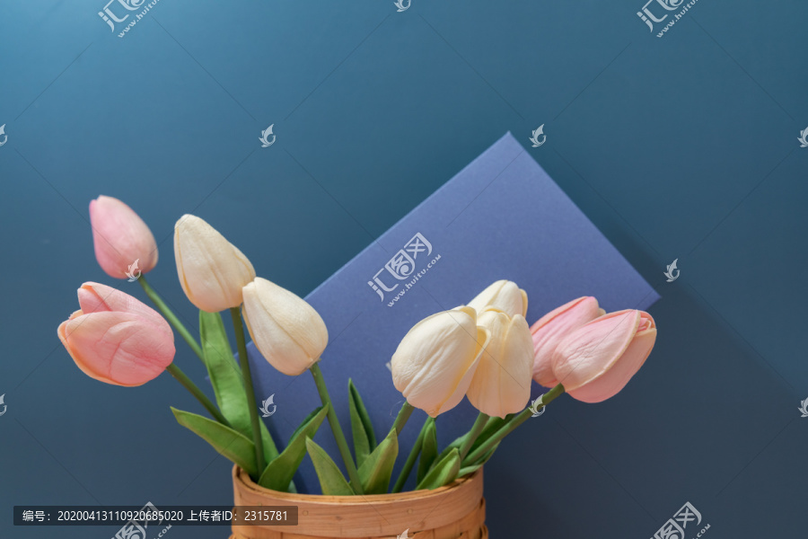 蓝色背景板上一束花和邀请卡