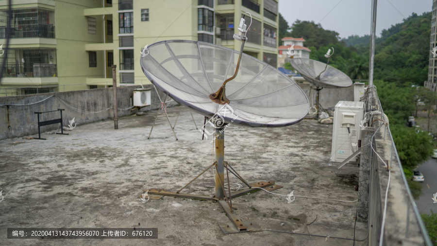 旧卫星信号接收器天台发射天线