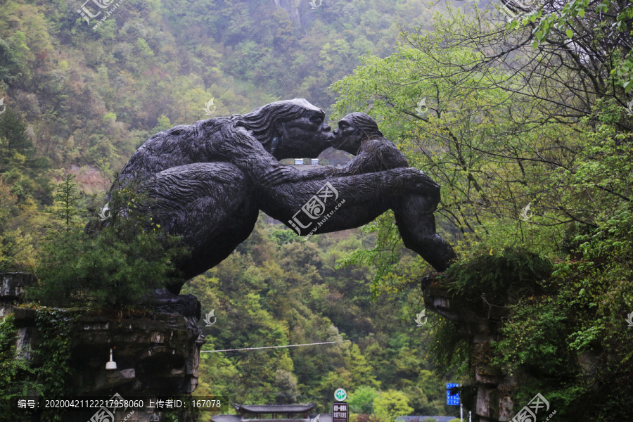 神龙架野人雕塑