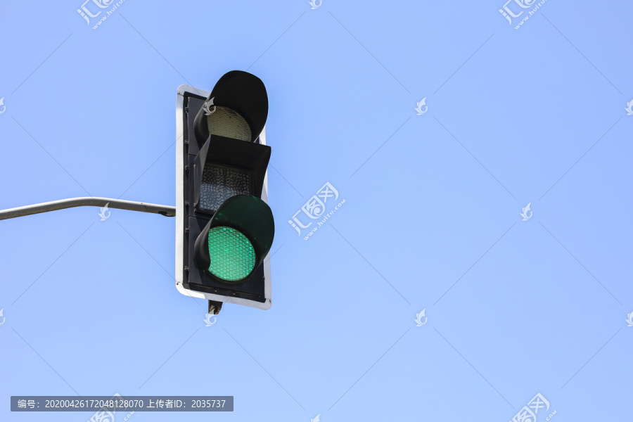 交通信号灯绿灯天空背景