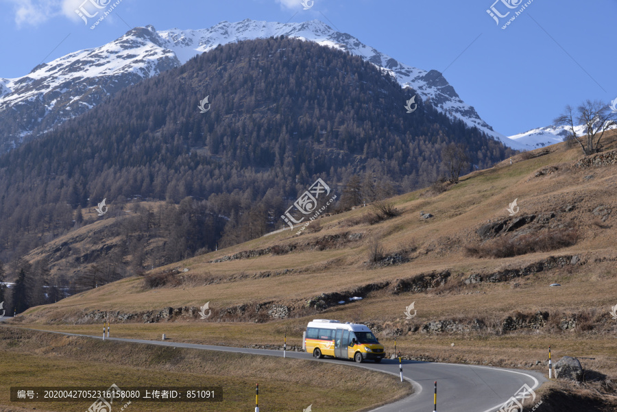 瑞士山区公路上的公共汽车