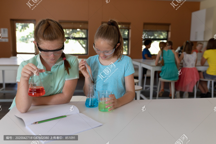 女学生在小学科学课上做实验