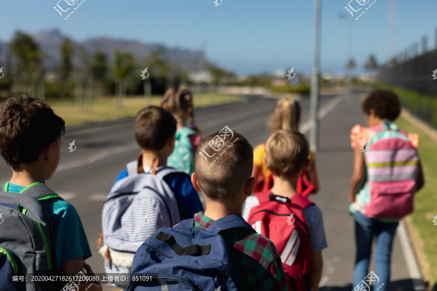 一起上小学的小学生的背影