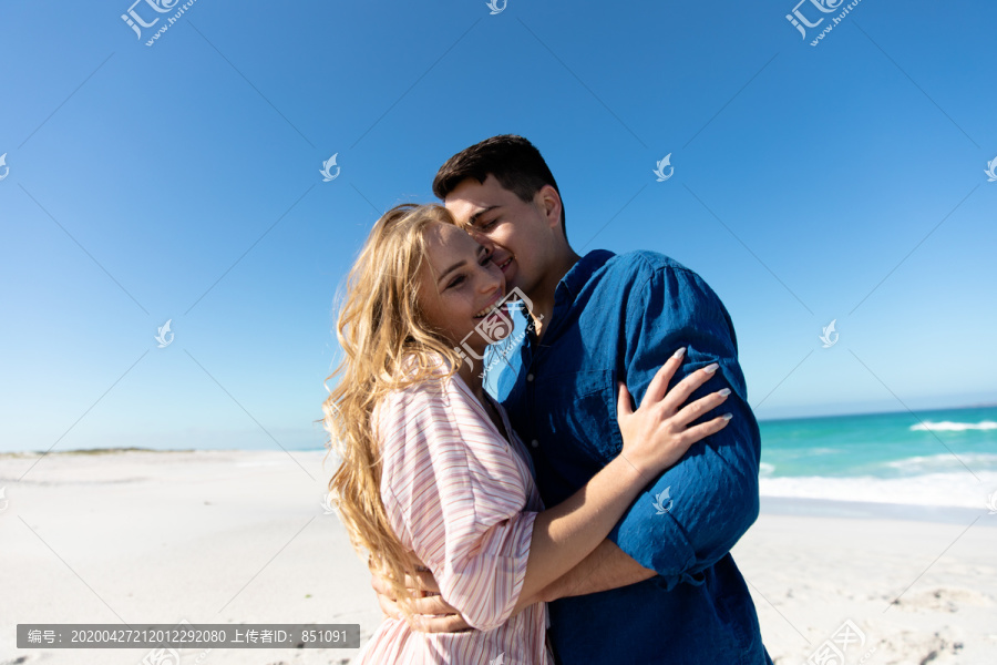 一对高加索夫妇站在海滩上