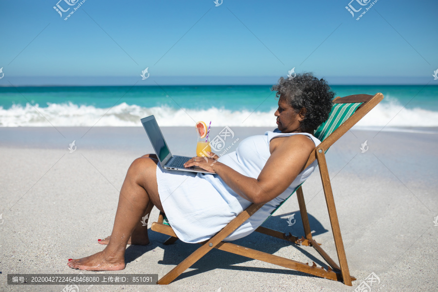 美国老太太在海边享受假期