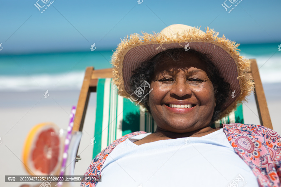 美国老太太在海边享受假期