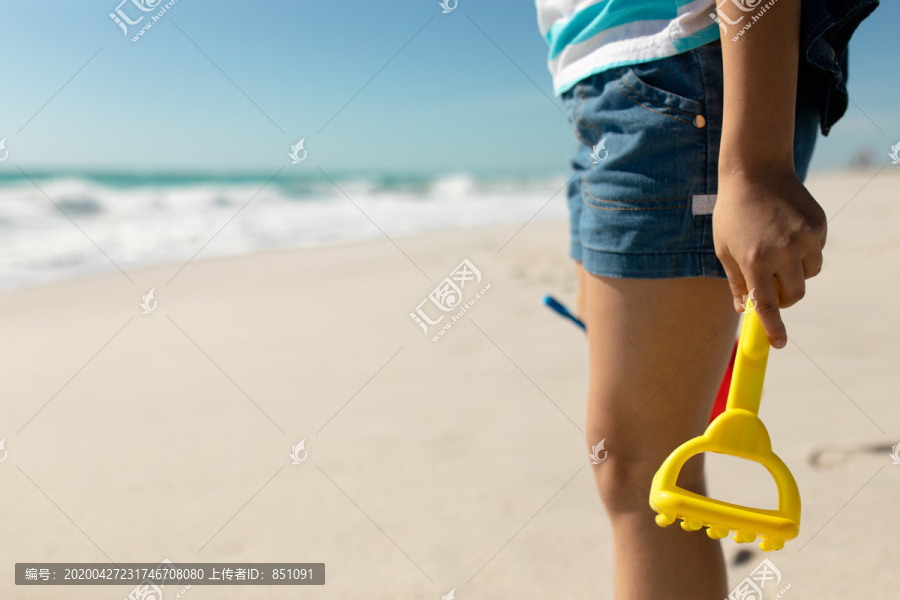 海滩上玩耍的白人女孩