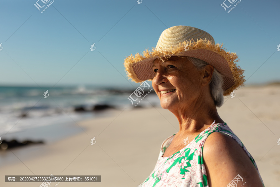 太阳下海滩上一位高加索老太太