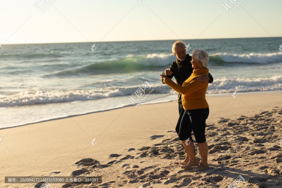 海滩情侣人物摄影