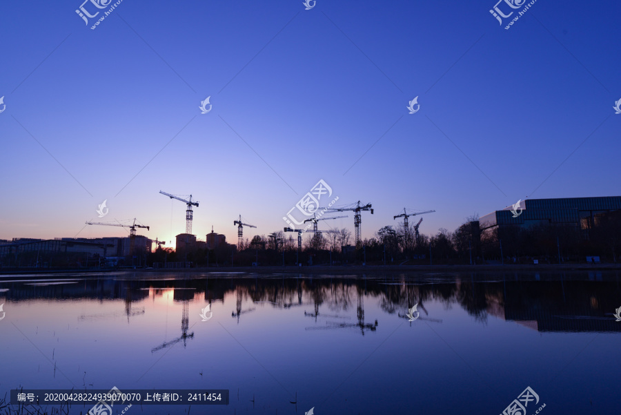 夕阳下的建筑水面倒影