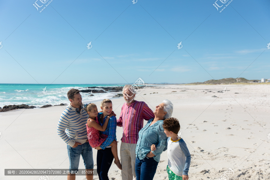 海滩上的家庭合影
