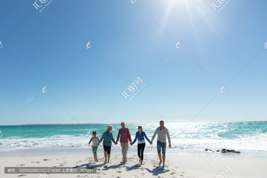 海滩上的家庭合影