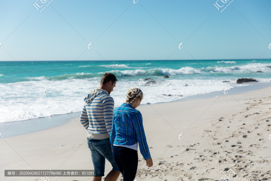 在海边度假的夫妇