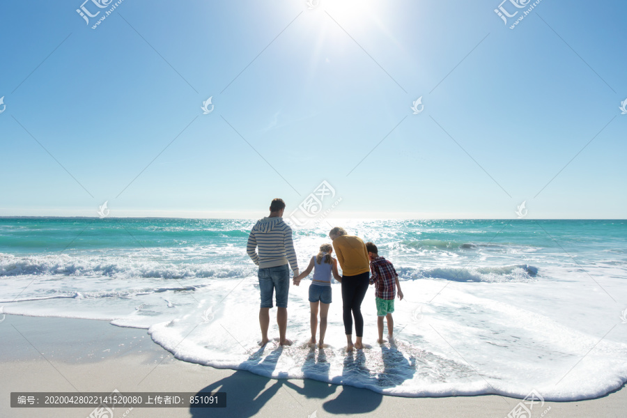 海滩上一个高加索人家庭