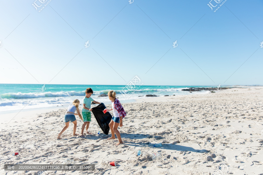 在海滩义务劳动的孩童