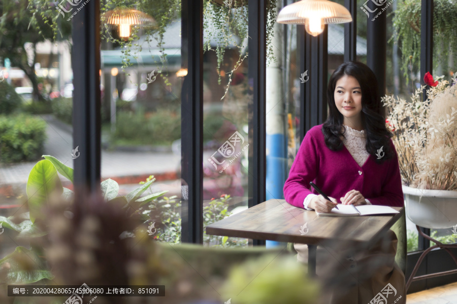 咖啡馆里的女人