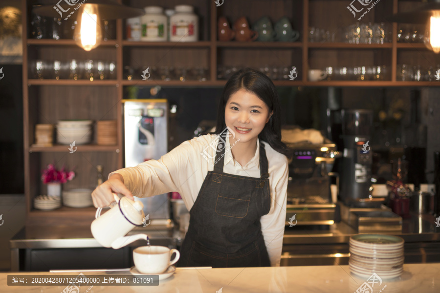 酒保往杯子里倒茶