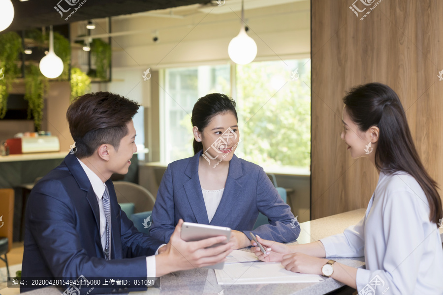 三个商人在办公室谈话