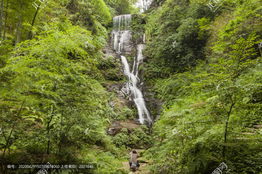 宜宾僰王山美丽的溪流瀑布