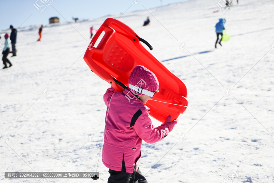 内华达山脉滑雪场的小女孩