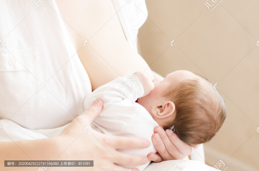 婴儿吃母乳