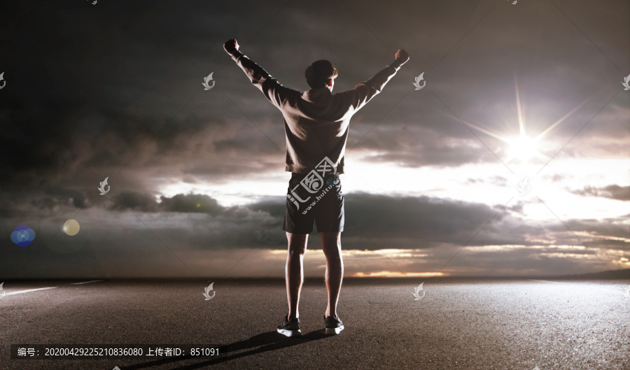 一位运动员望着漆黑天空的画像