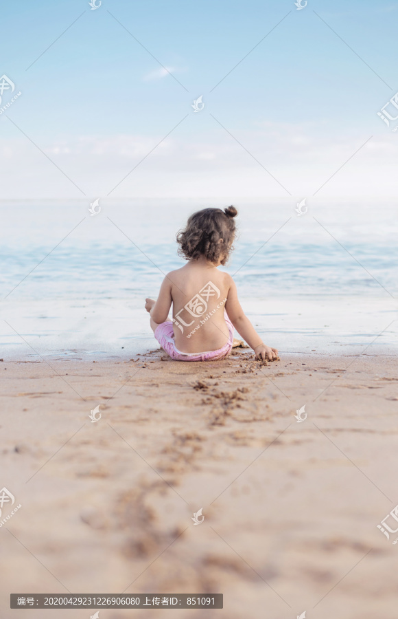 在热带海滩上玩耍的小女孩