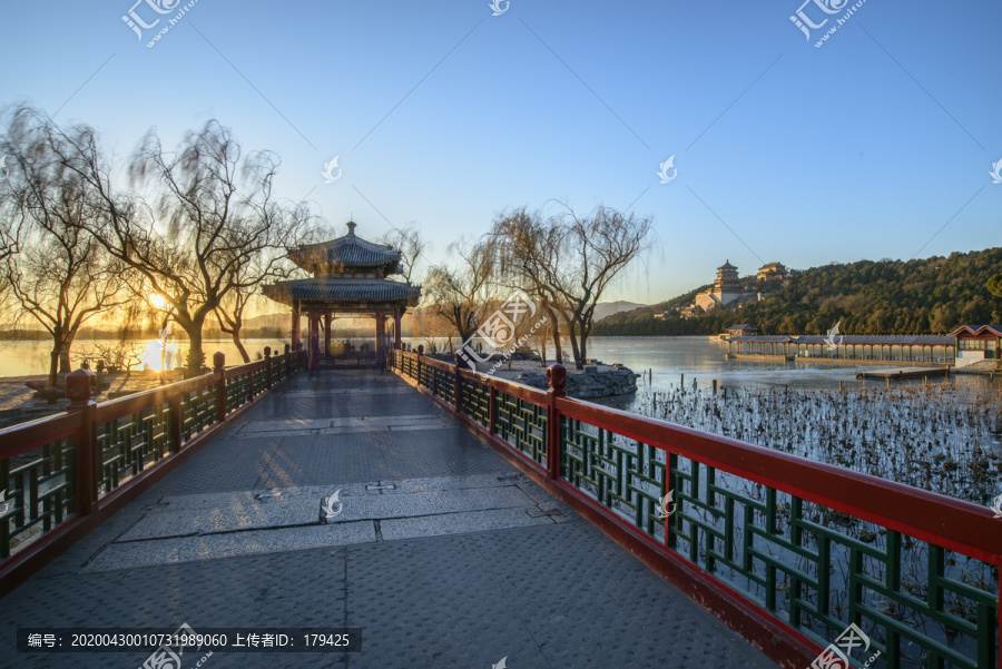 颐和园知春亭昆明湖柳树夕阳