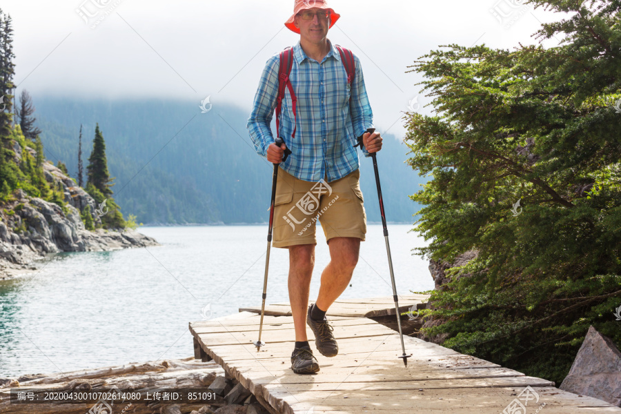 加拿大山区徒步旅行者