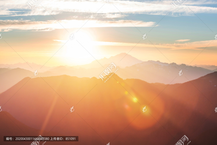 山上的日落景色优美