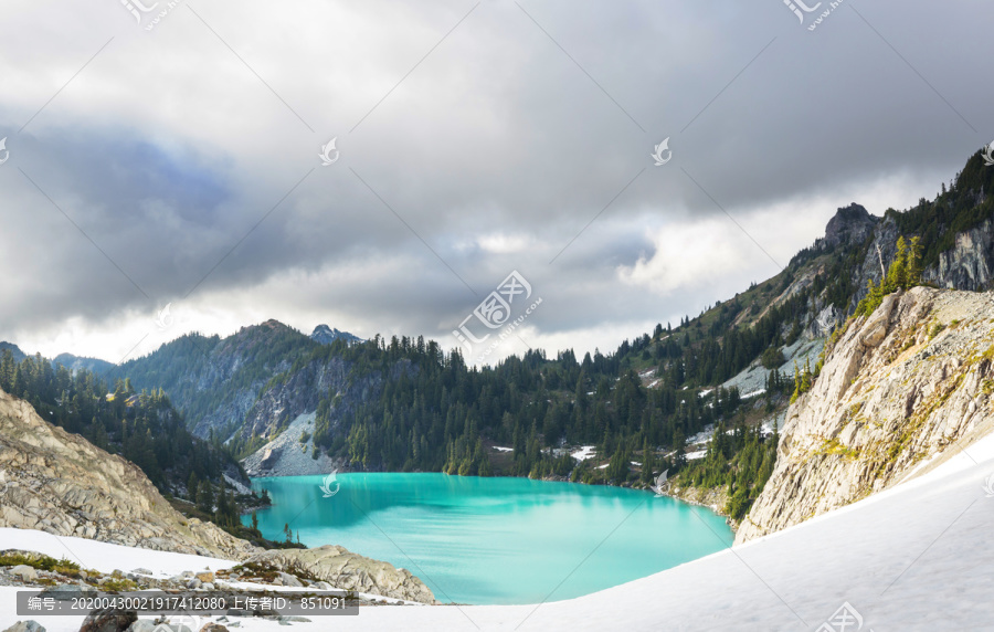 夏季山中的宁静湖