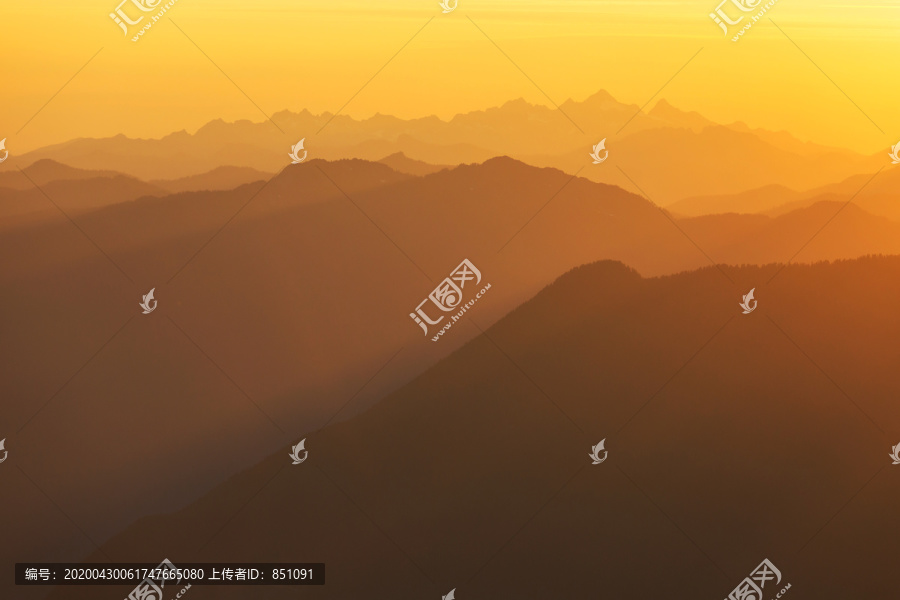 山上的日落景色优美