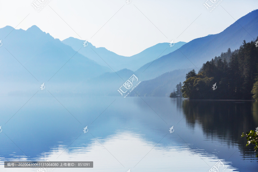 夏季山中的宁静湖