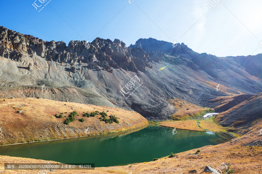 夏季山中的宁静湖