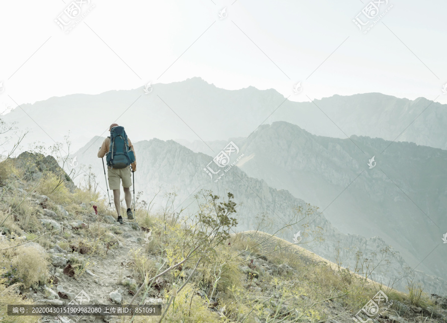 奇姆甘山脉徒步旅行