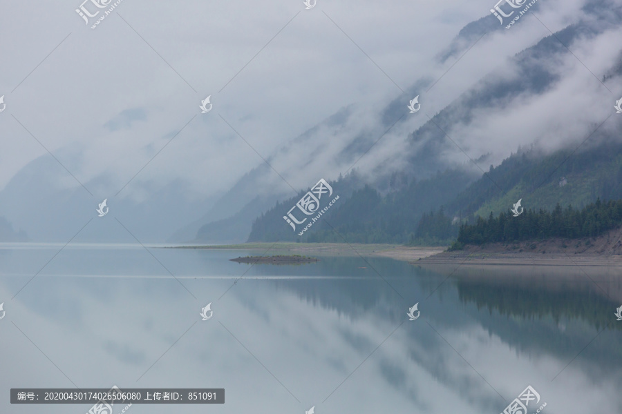 加拿大山湖边宁静的景色