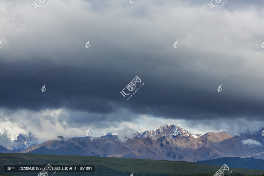 夏季阿拉斯加风景如画的山脉