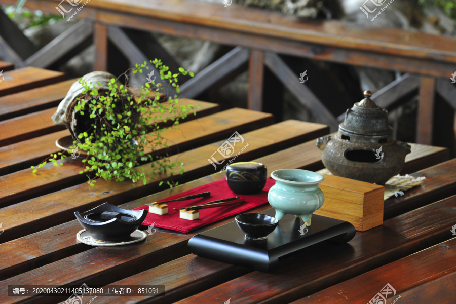 木桌茶壶