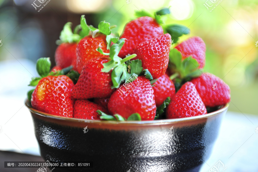 黑碗上的草莓