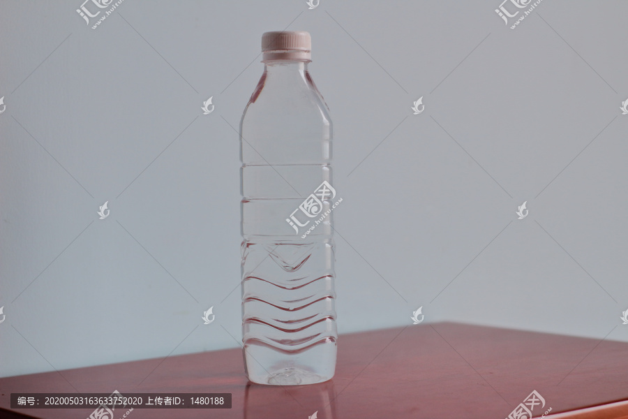 空白矿泉水瓶