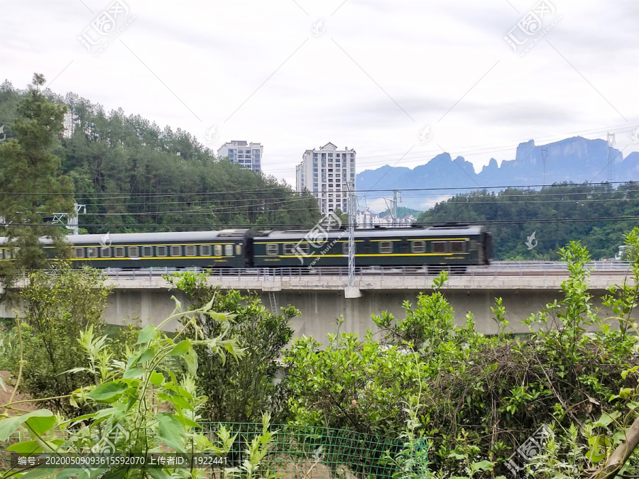 飞驰而过的绿皮火车