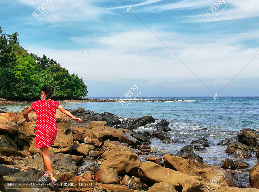 海边的小女孩