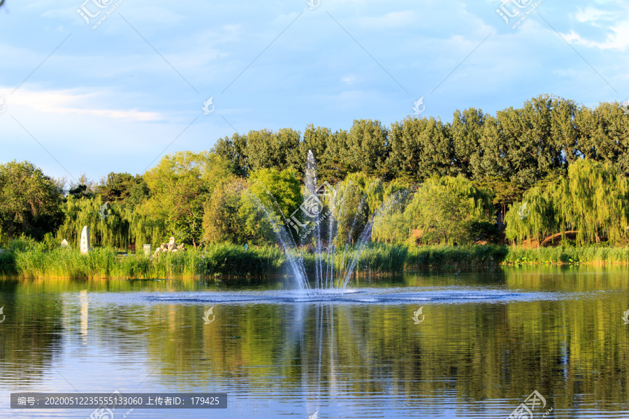 圓明園池塘湖水噴泉柳樹藍天白云