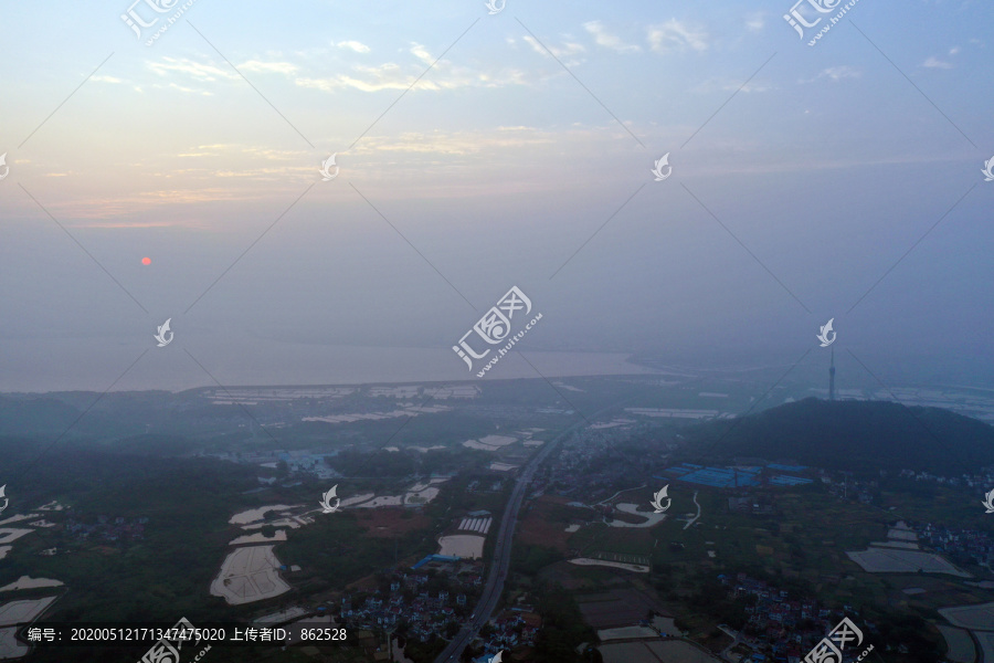 雾霾天的江景