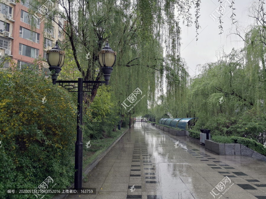 雨中的步行道