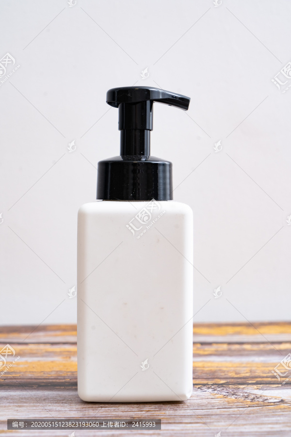 白色瓶子沐浴露洗发液空瓶