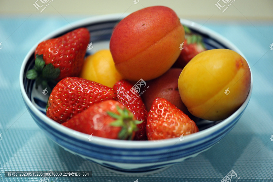 杏和草莓