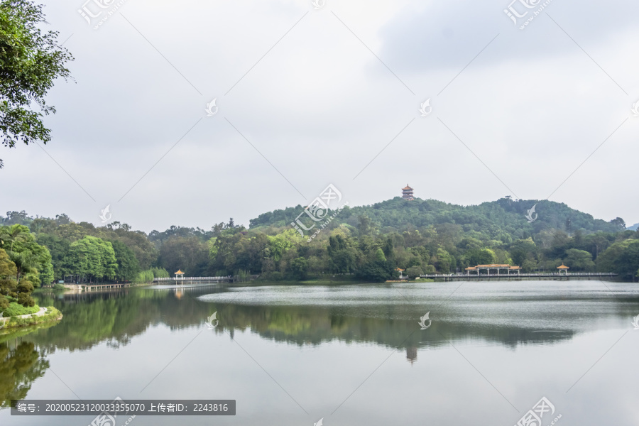 广州麓湖公园湖边