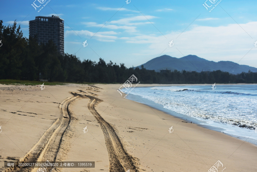 海滩车轮印